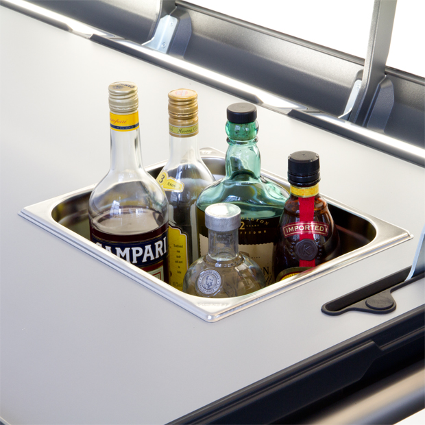 Edelstahl Becken mit Flaschen